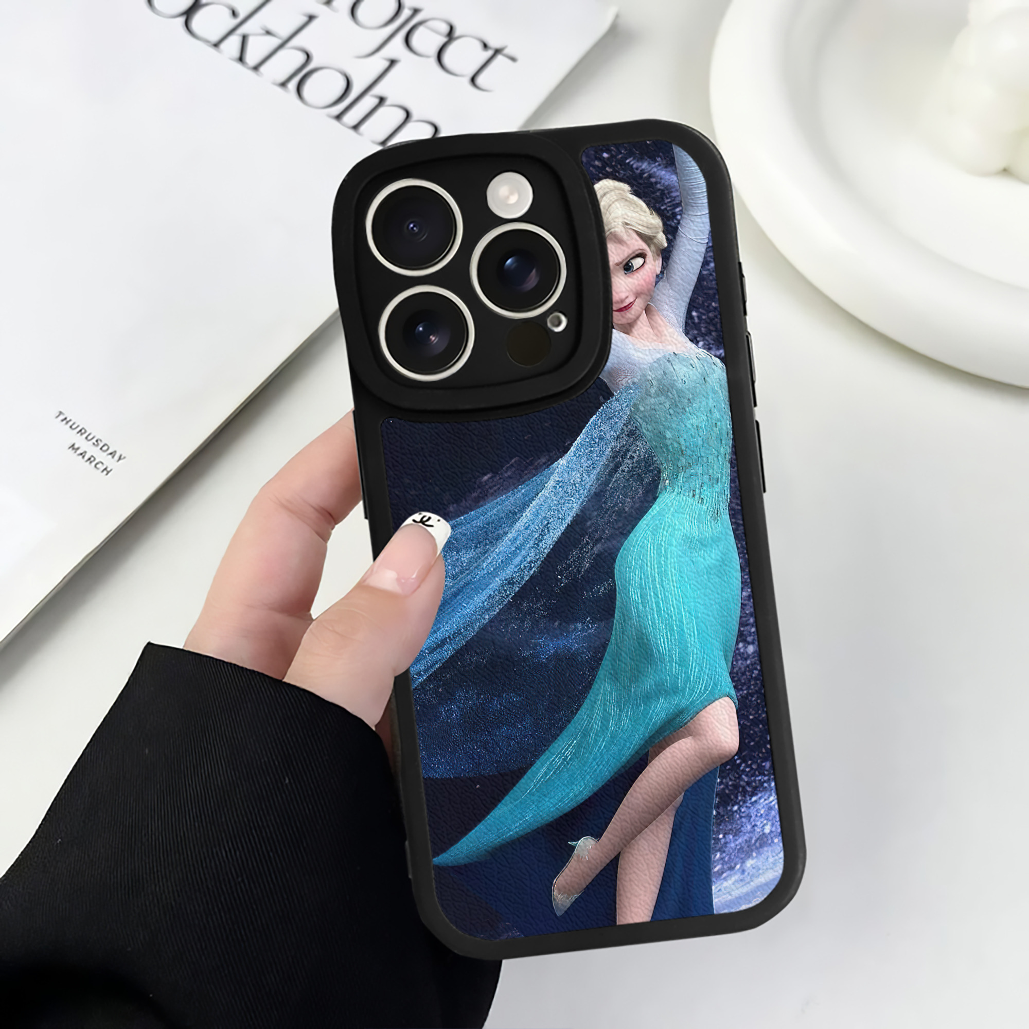 （画像用） アナと雪の女王 アンナ エルサ Frozen Anna Elsa 【iPhone 16シリーズ対応】シリコンスマホケース（レザー調） 材質：シリコン